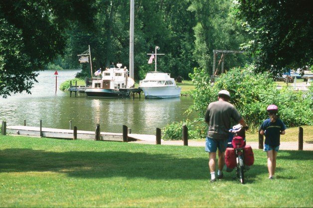 38-bicyclists looking at boats